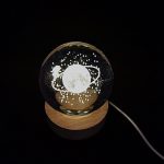 ‘ΠΛΑΝΗΤΗΣ-ΤΡΟΧΙΑ’ ΚΡΥΣΤΑΛΛΙΝΗ ΣΦΑΙΡΑ-LED 8cm - Image 2