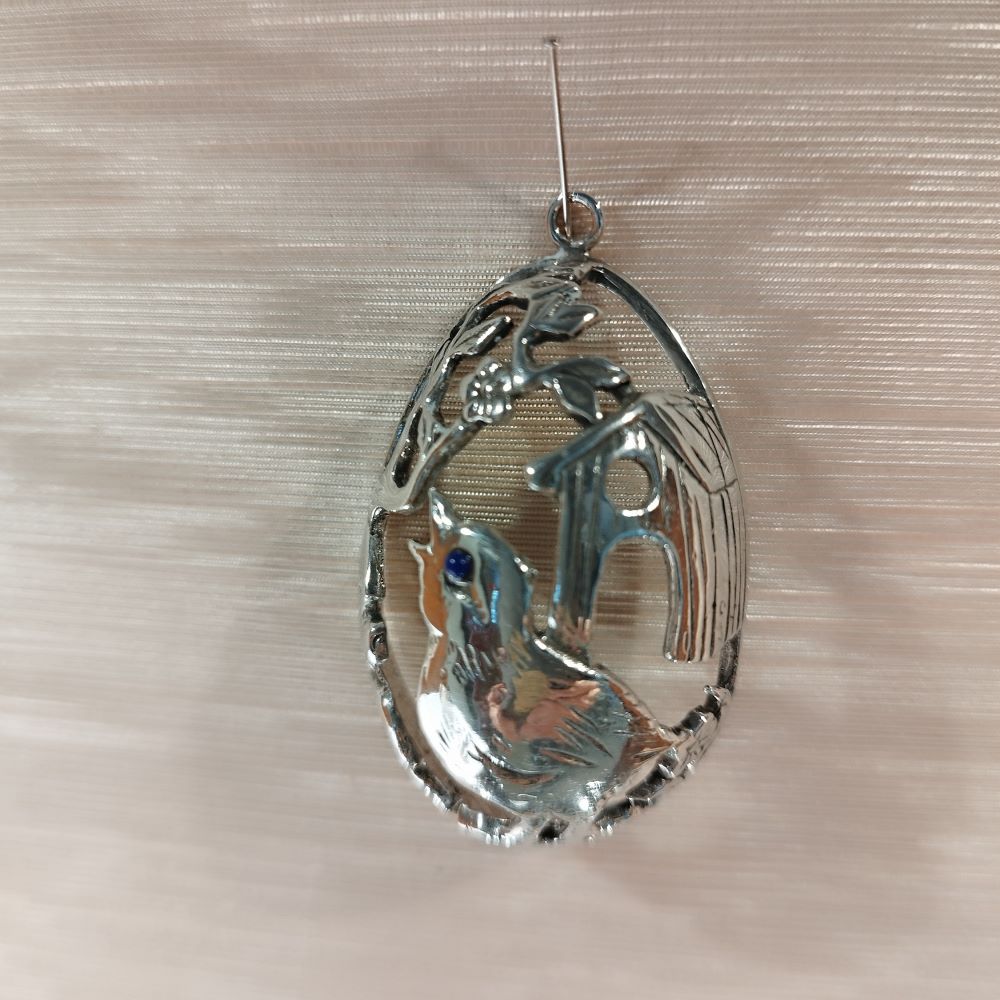 ΚΡΕΜΑΣΤΟ ΑΥΓΟ ΠΟΜΠΕ-ΠΟΥΛΙ ΑΣΗΜΙ